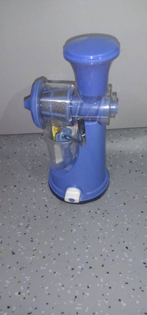 Plastic Fruit and Vegetable Juicer, Blue